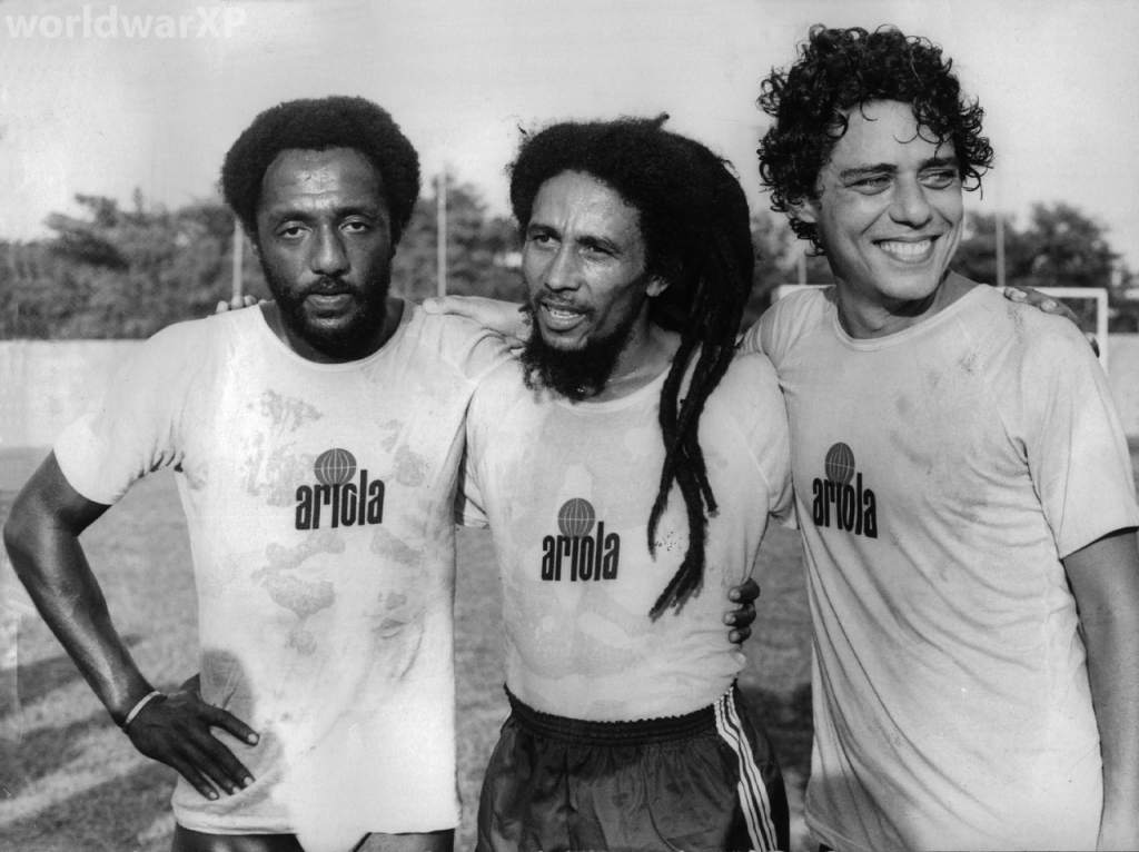 Bob Marley jogando futebol